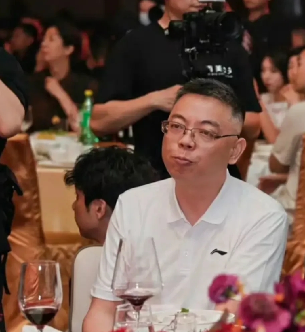 广厦这波庆功宴操作属实赢麻了！70桌流水席直接拉满排面，连71岁楼老板都亲自给李