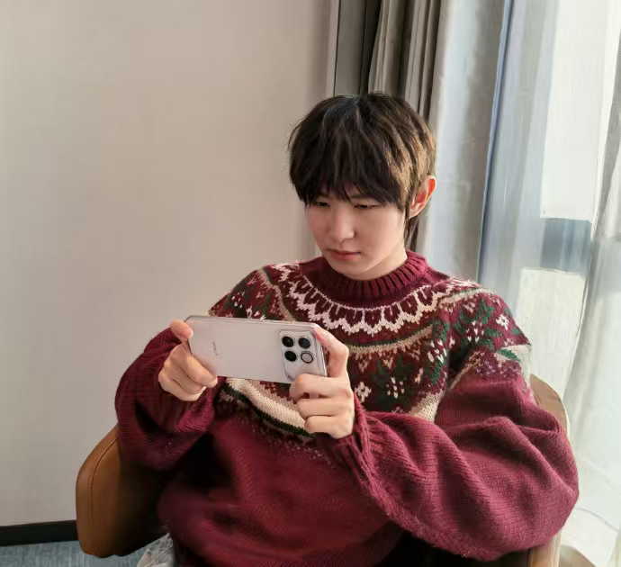 荣耀WIN这款手机，如果把logo遮住，估计米粉都不一定能分辨出来，因为太像红米