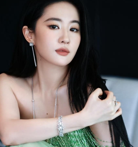 刘亦菲孔雀绿裙！
零绯闻，好口碑，演技派，刘亦菲真是娱乐圈的一朵奇葩