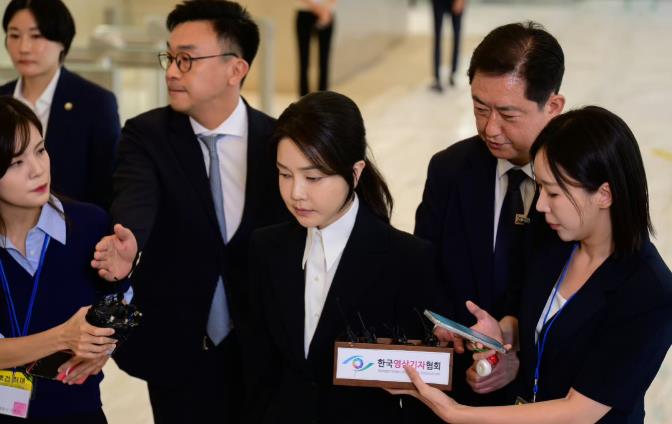 万万没想到啊，韩国前第一夫人被指控罪名达16项，首次被问询时间就长达7个小时。刚