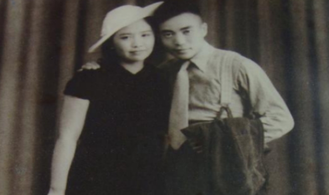 “我是共产党，要么你去告发我，要么我们离婚。”面对新婚妻子王曼霞的摊牌，蒋介石的