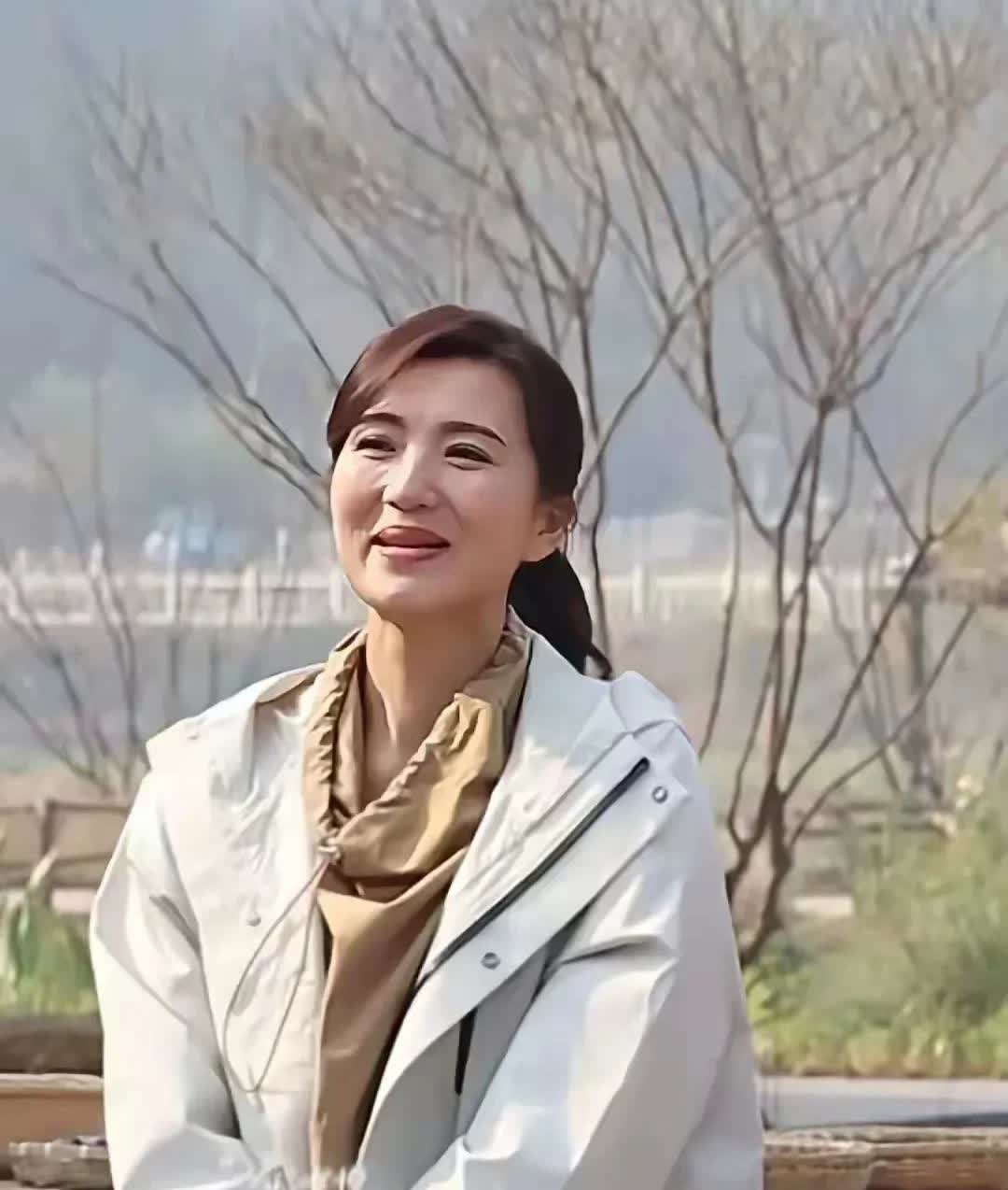 天呐！“万人迷”即便到了大妈的年纪，依旧能吸引无数人的目光，这正是她魅力的独特所