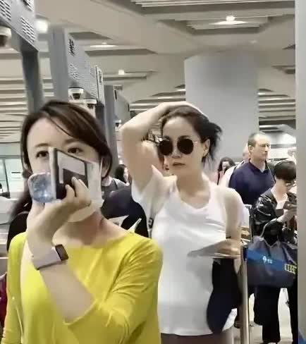 王菲机场被偶遇抓拍，这状态太无敌了，难怪谢霆锋爱的这么深情！