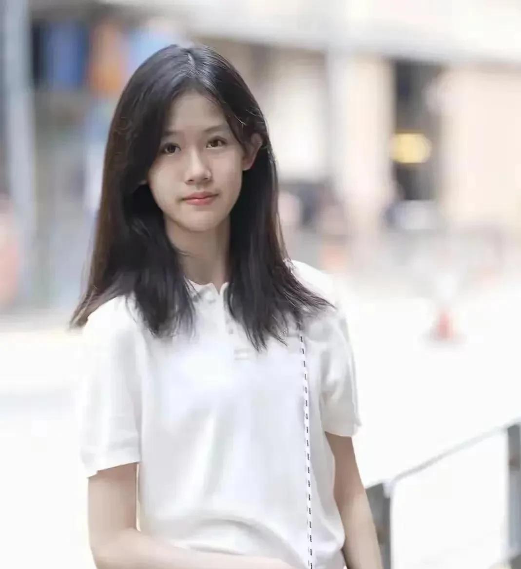 陆毅和鲍蕾的16岁大女儿贝儿已经完全长开了，五官更像妈妈鲍蕾，简直就像共用一张脸