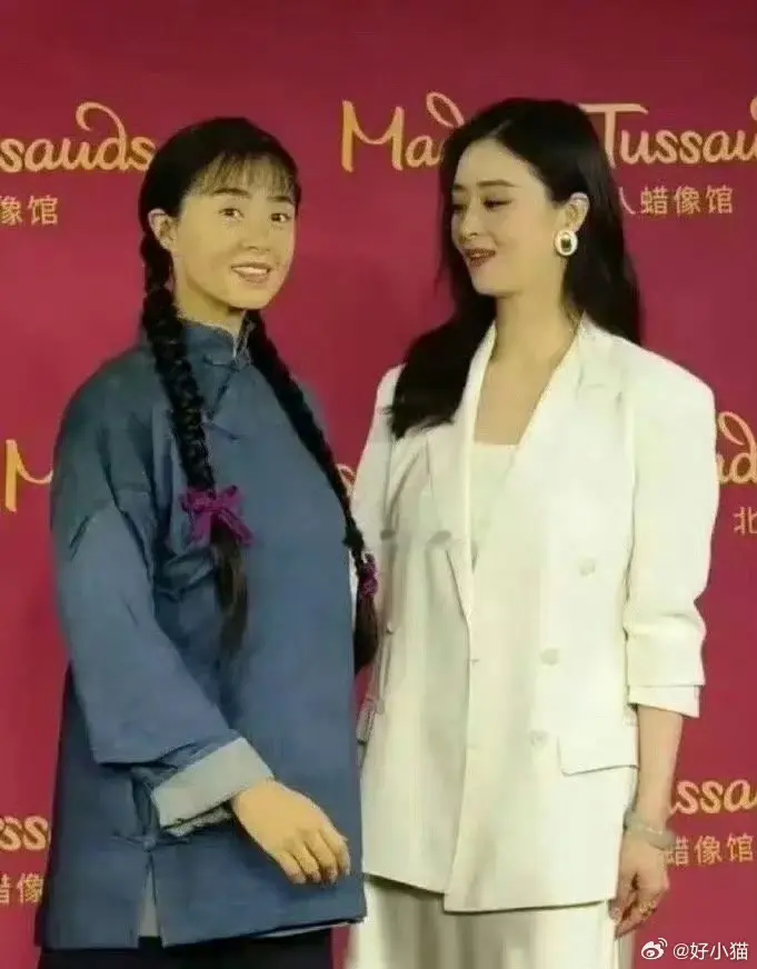 蒋欣把自己的蜡像揭开后，好像有点笑不出来，演技再好都装不出来