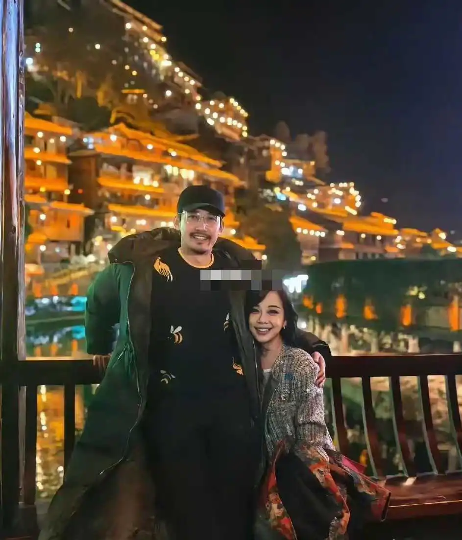 没想到他们居然是夫妻俩，现在才知道，白看了十几年电视
你们认识这是那两个明星。