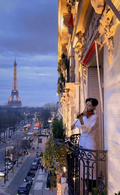 芜湖，谁给刘宪华拍的这个视频，太绝了哇！远处是亮着灯的巴黎铁塔，刘宪华穿着白色浴