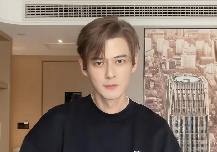笑不活了！
全网适应了最强的人出现了！
他不是黄子韬，也不是朱丹，而是今年48岁