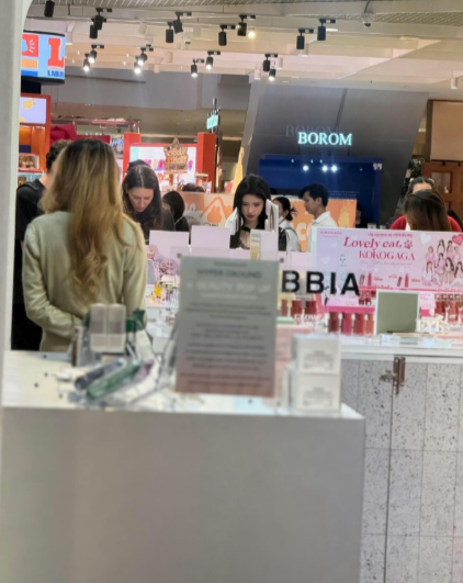 大家遇到小鞠都好乖啊，默默的看着她不打扰她的私生活