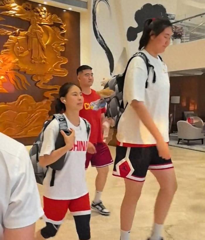 中国女篮未来之星张子宇惊艳亮相，5分钟得8分，篮下接到球就能进球
       