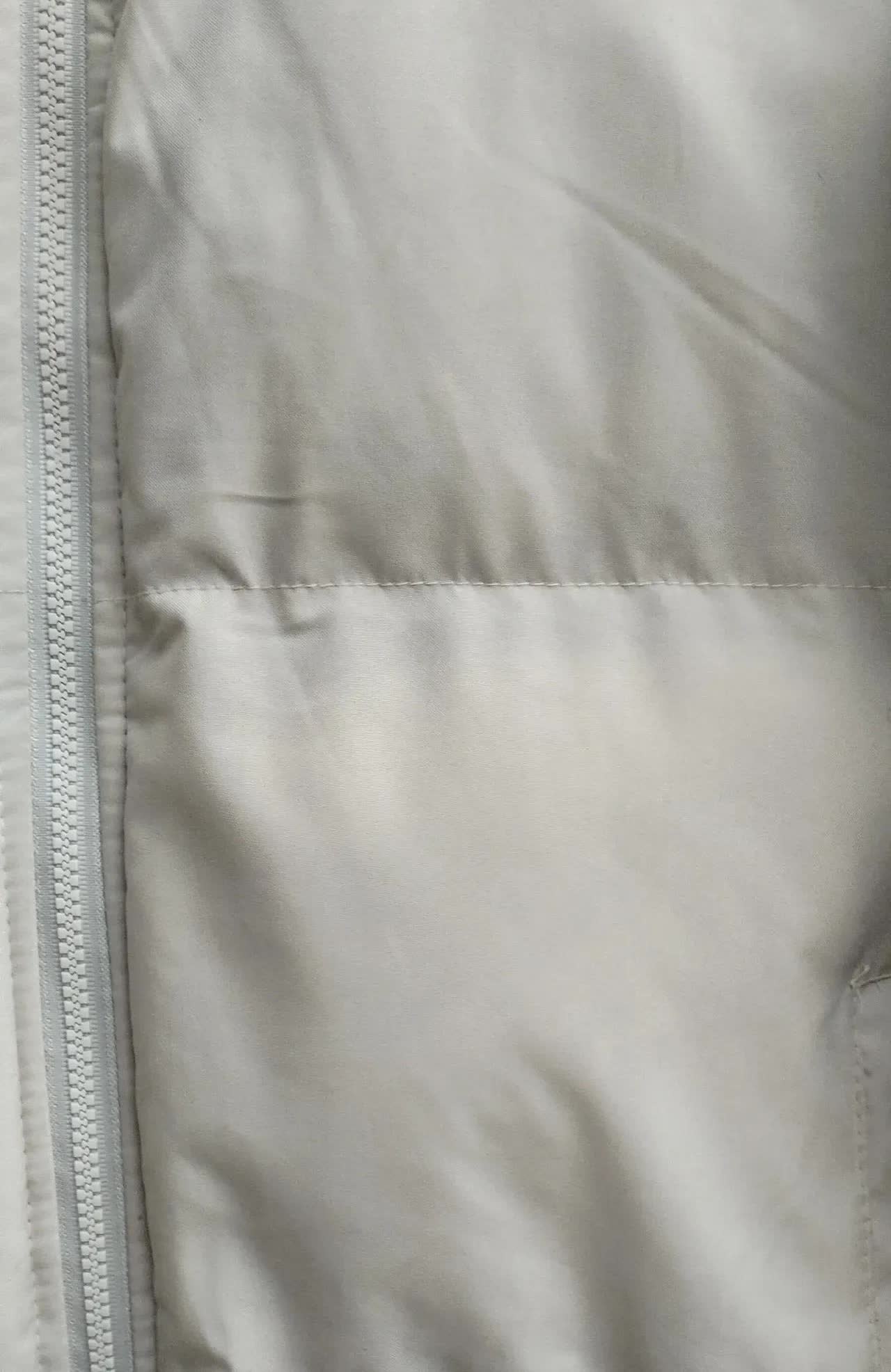 安徽，一名女子的儿子去上学了，他把一件穿脏了的羽绒服脱在了家里，交代女子千万不要