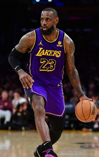 同样退役期，科比选择了17投17分，詹姆斯把自己看成餐厅中的服务生，让队友吃饱喝