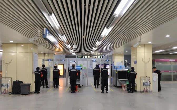 在北京的一个地铁站入口，你敢信，光安检人员就站了16个！

这排场，简直像是