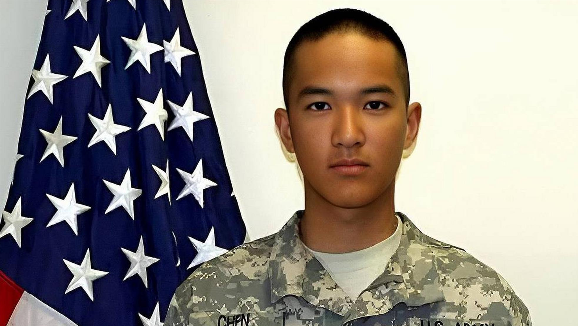 华裔士兵军营惨死事件











一个华裔青年，怀揣美国梦加入美军，却