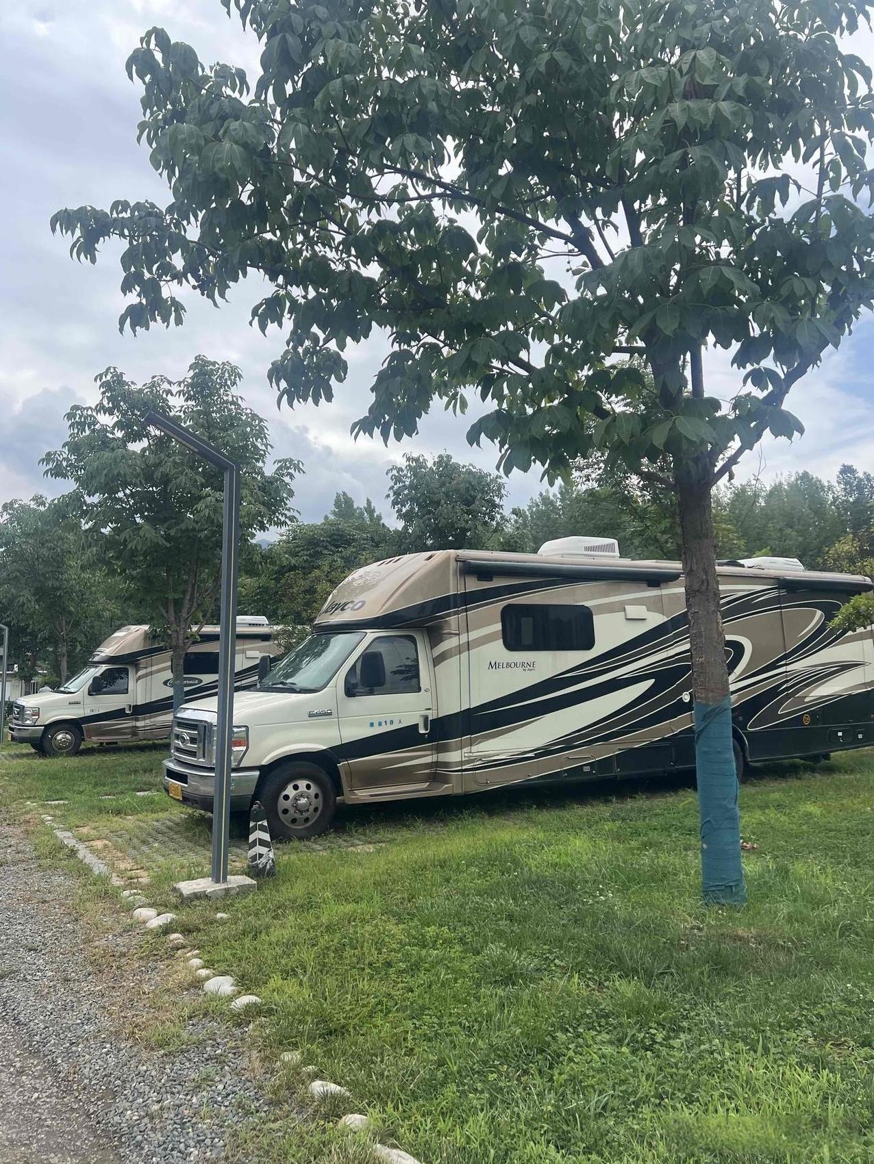 秦岭山脚下的美式房车
查了一下价格
这样的房车住宿一晚的费用是1499元。
#分