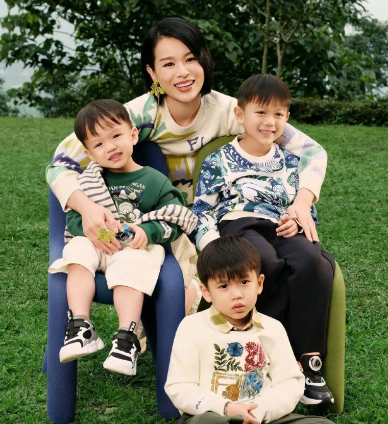 胡杏儿已经胜利了啊！
她用8年的时间品味了爱情的甜蜜苦涩，
用3个月的闪婚找到了
