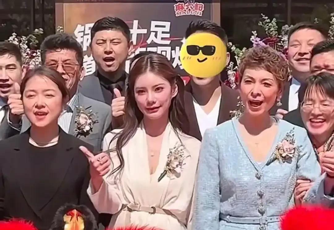 发现没有？
大S落幕后，
其实受益最大的是马筱梅。
因为前儿媳的事情，兰姐汪小菲