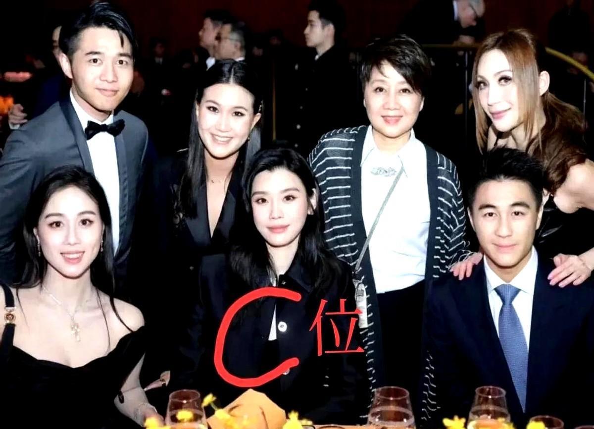 我有种强烈的预感
奚梦瑶肯定会毫不犹豫的生3胎
不是因为何猷君是老婆奴，还又富又