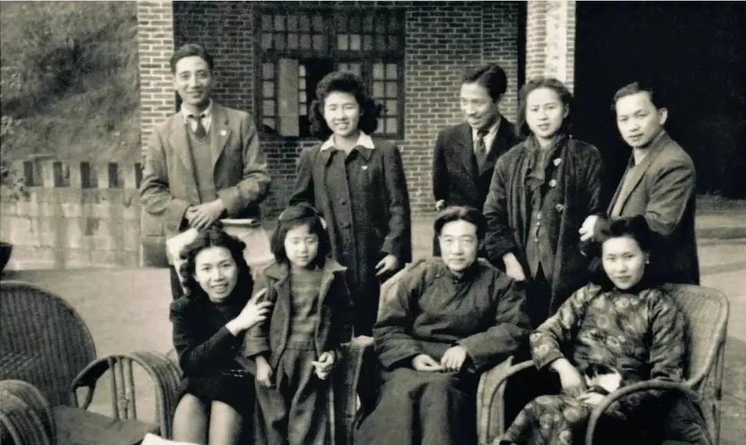 1941 年，在重庆沙坪坝，留下了一张珍贵合影。前排右起为廖静文、徐悲鸿、张葳、