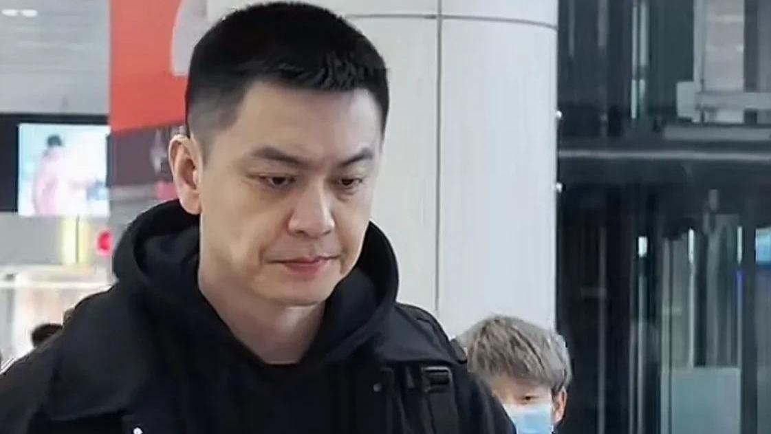 辽宁男篮返回沈阳，杨鸣表情严肃！