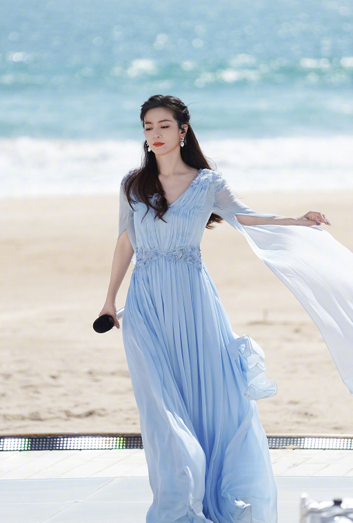 李晟的海滨美照，状态真不错！