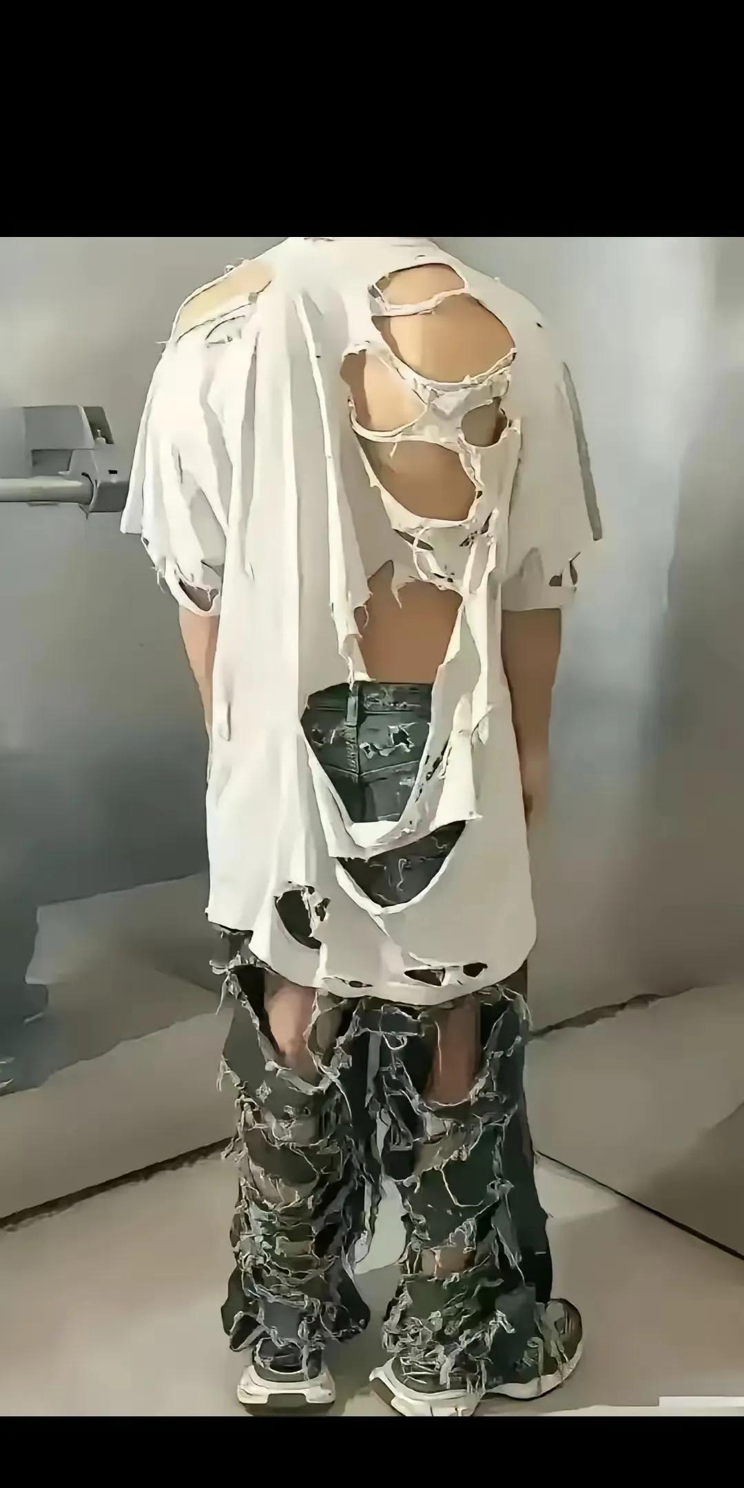 也许是咱落伍了吧，现在的年轻人咱真是看不懂。放着整整齐齐的衣服不穿，专门穿这些破