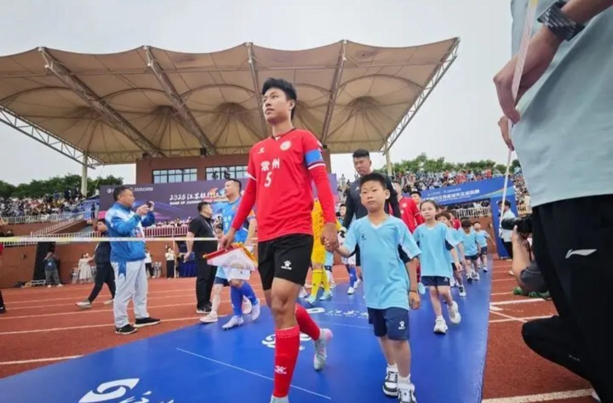 走过去你的脚下是地球！
    来来来来来来来……
    给我一个狂欢夜，
 