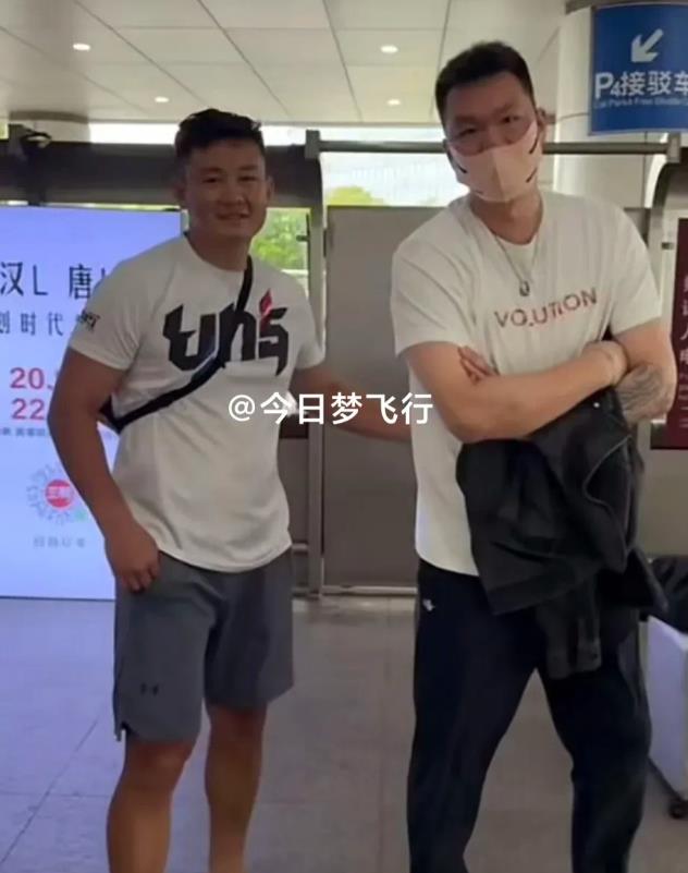 朱芳雨现身深圳机场，候机飞往北京！

今天上午，有球迷朋友在深圳宝安国际机场，偶