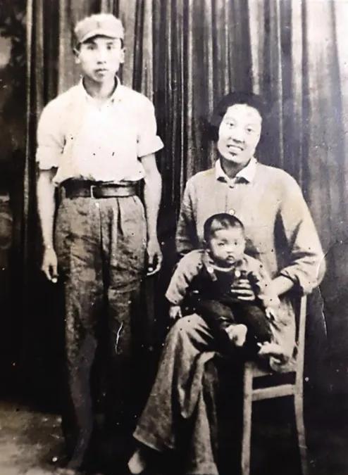 [太阳]1946年，我党特工钟琪身份暴露，听着渐渐逼近的脚步声，钟琪夫妻俩对视一