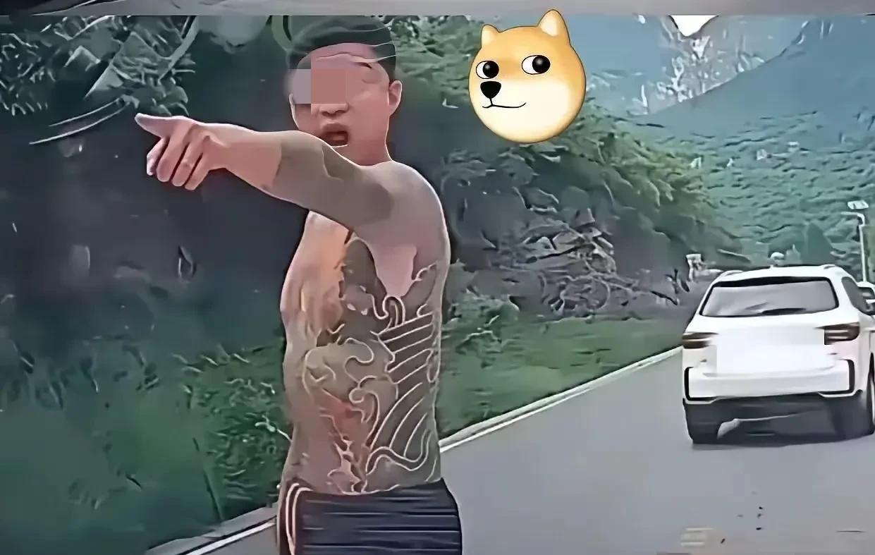 以为自己一身的纹身，一个弱女子就会害怕？
山西晋城这个嚣张跋扈的纹身男王某鑫因涉