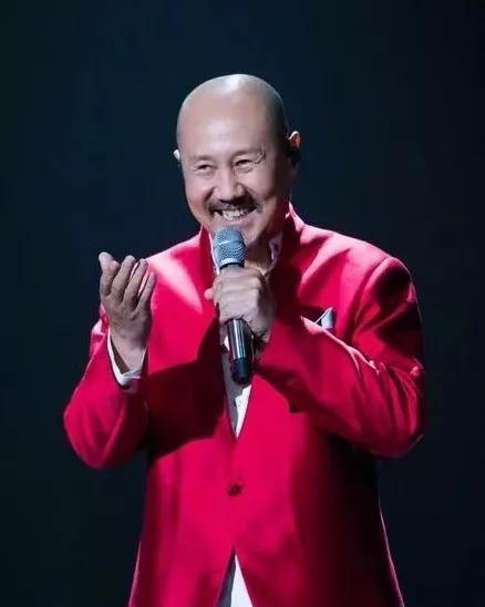 不知道大家有没有发现
腾格尔这个人不能细品
越了解你就越会发现他这个人看起来很潇