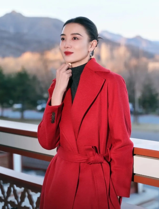 演员宋佳说：我从小生活在一个充满爱的家庭里，爸妈对我非常疼爱，那时我考试成绩太差
