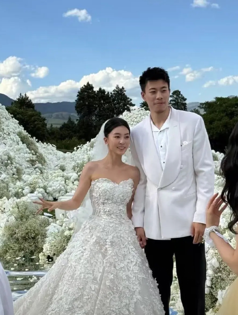 今天辽宁男篮的张镇麟正式举行婚礼啦！虽然辽宁队好多球员出征全运会没法到现场，但郭