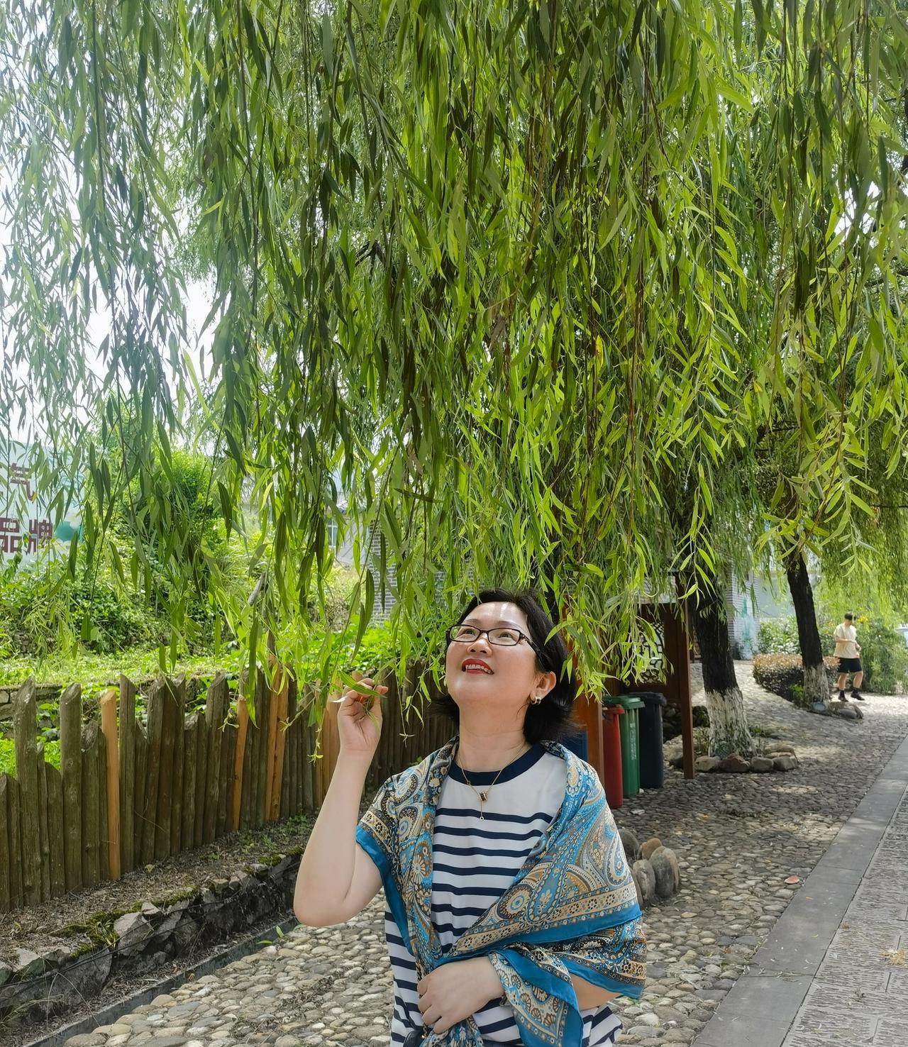 （原创）处暑后黄色高温预警依然不断，老江在冰凉的空调房内望着窗外莫名的烦躁。这时