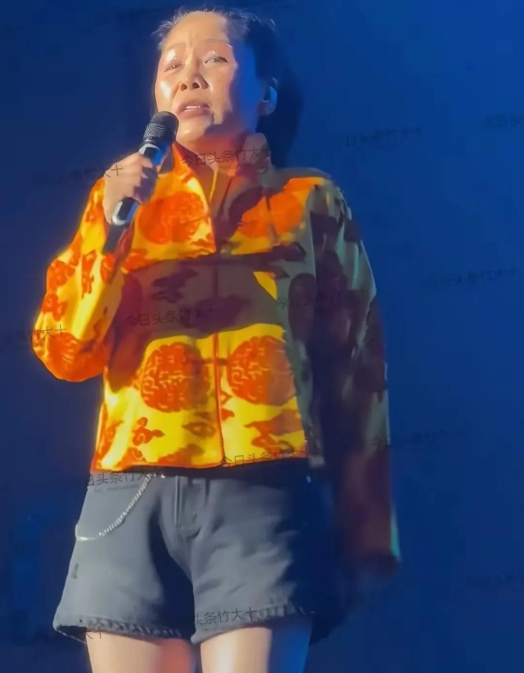 我一直都特别喜欢田震，但是不得不说，她确实不再年轻了。看她的演出视频，她老是把麦