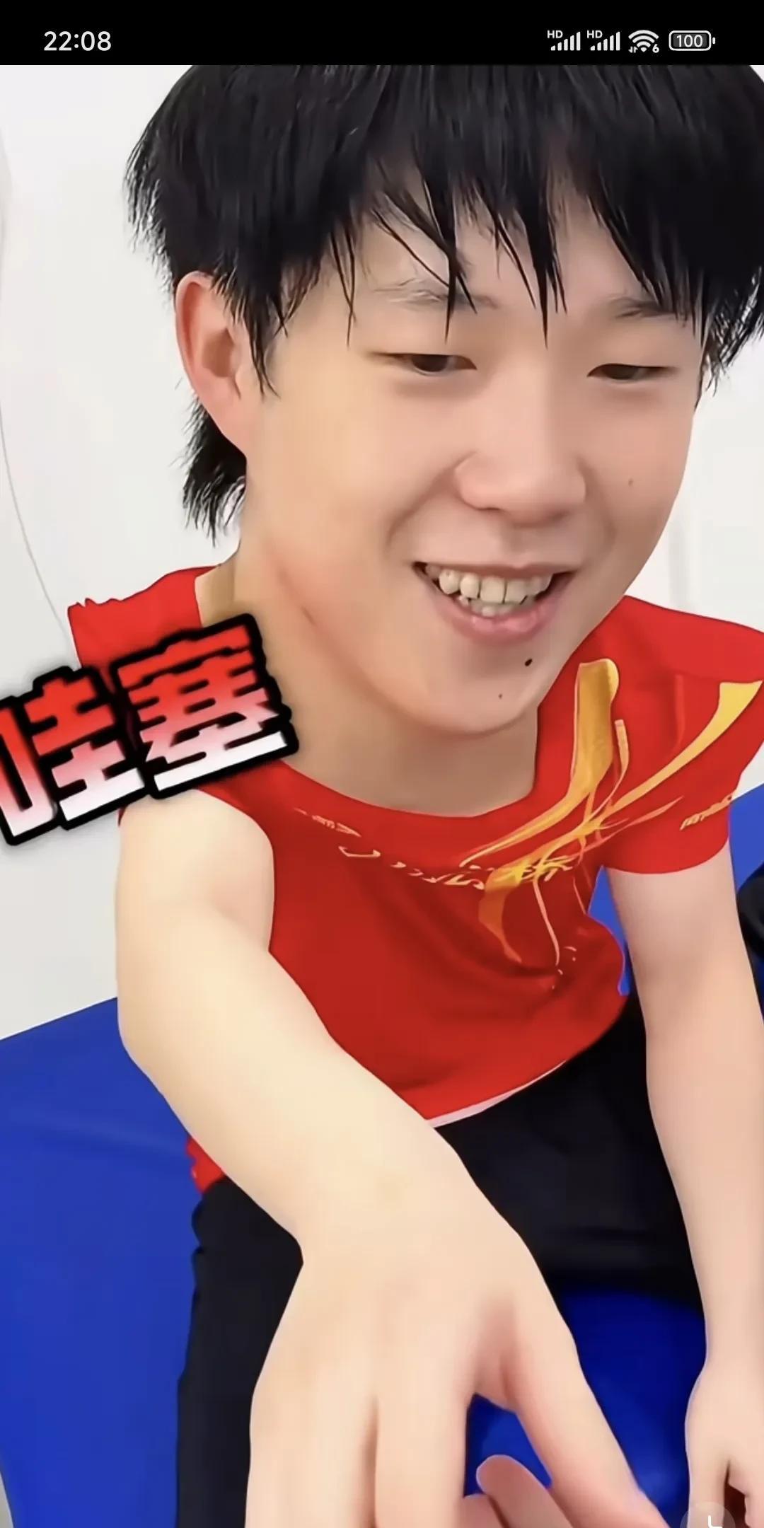 比赛居然打到低血糖都还在坚持
看着他在所有比赛间歇都蹲下的身躯
就觉得他是出什么