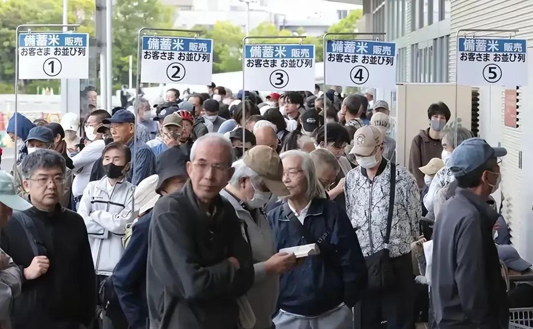 最新！日本闹米慌！折合21块钱1斤大米，好消息还是坏消息？
而为了缓解这一波持续