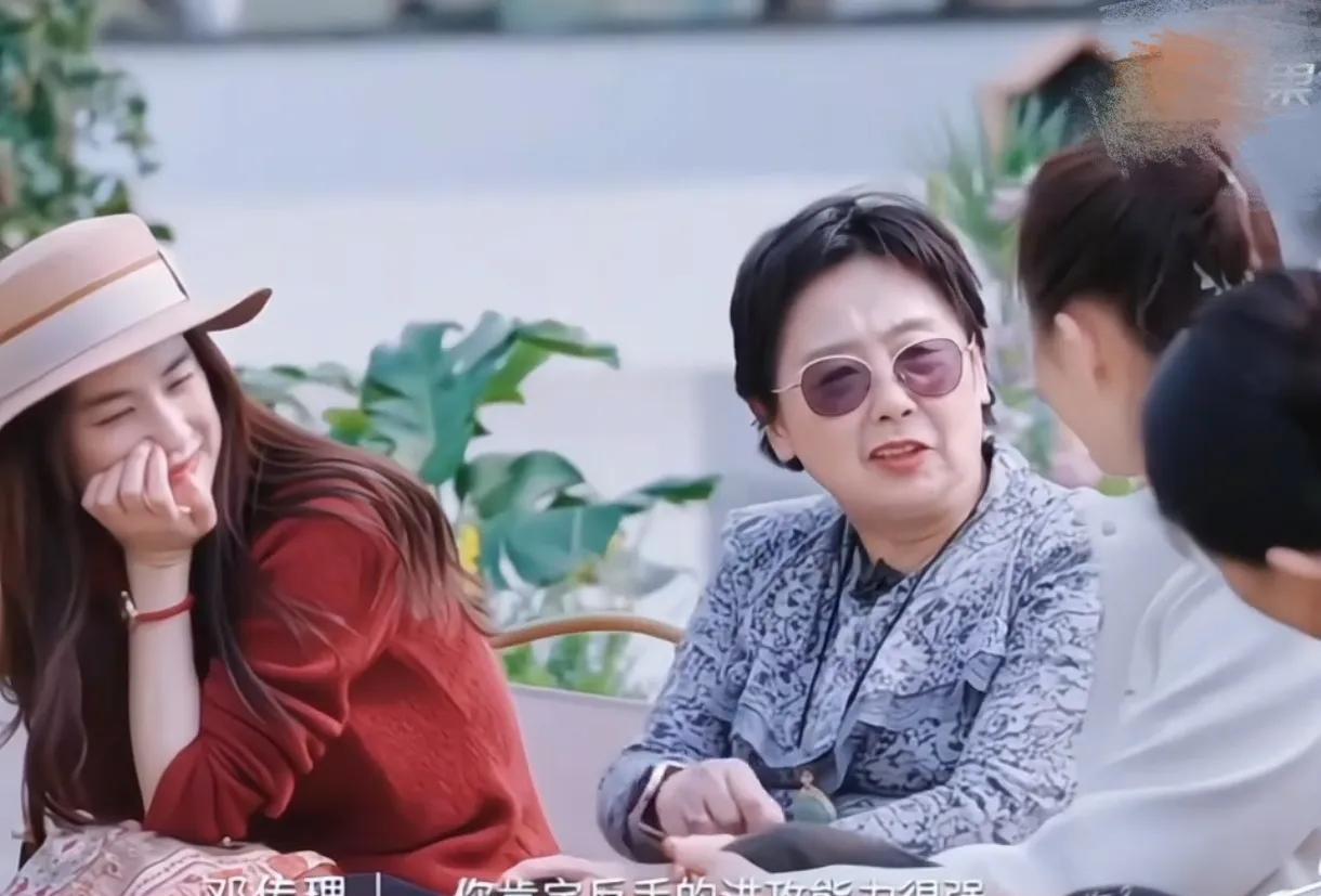 黄圣依妈妈很明事理，见到陈梦说：
我很喜欢你的眯眯眼，原来黄圣依妈妈也很喜欢乒乓