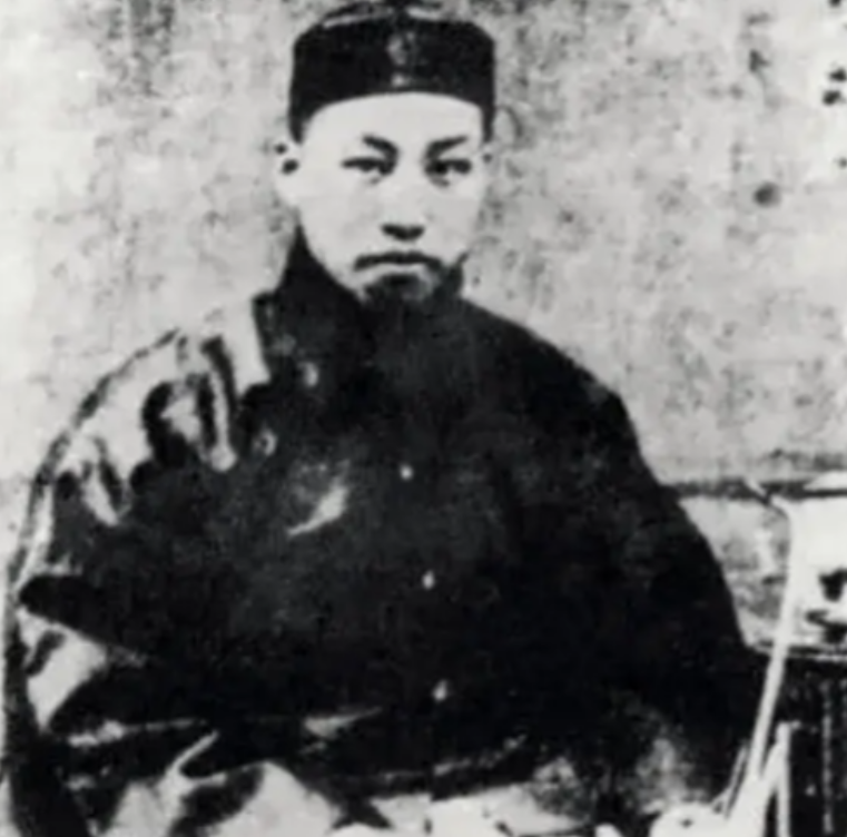 1905年，北京火车站，吴樾登上五大臣专车，准备炸毙五大臣，当机车与车厢挂钩时，
