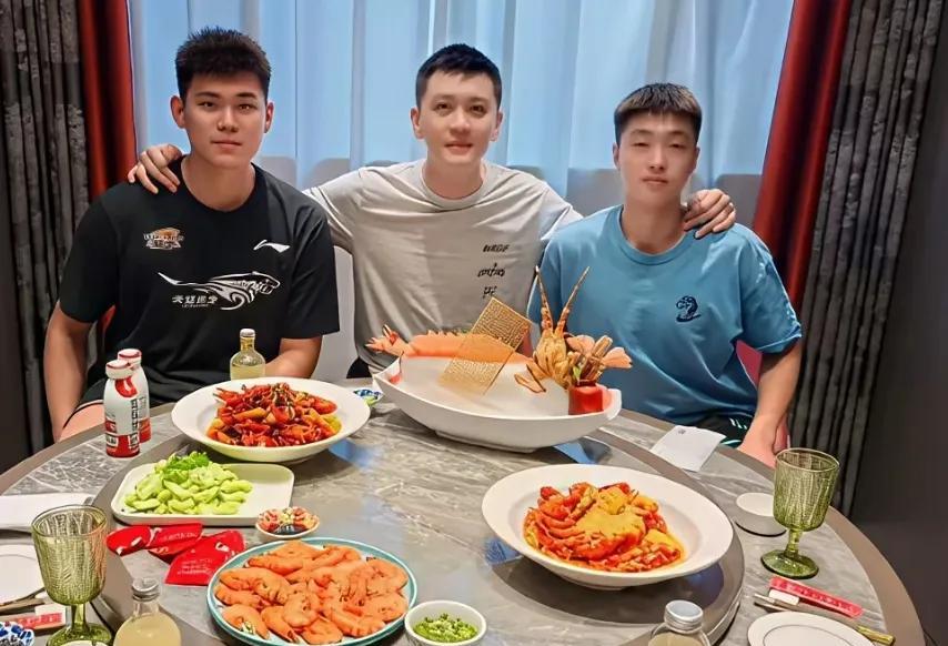 “今天请你们俩就一个目的，一醉解千愁”杨鸣请黄秋实张俊豪吃饭，对两位小将说“啥也