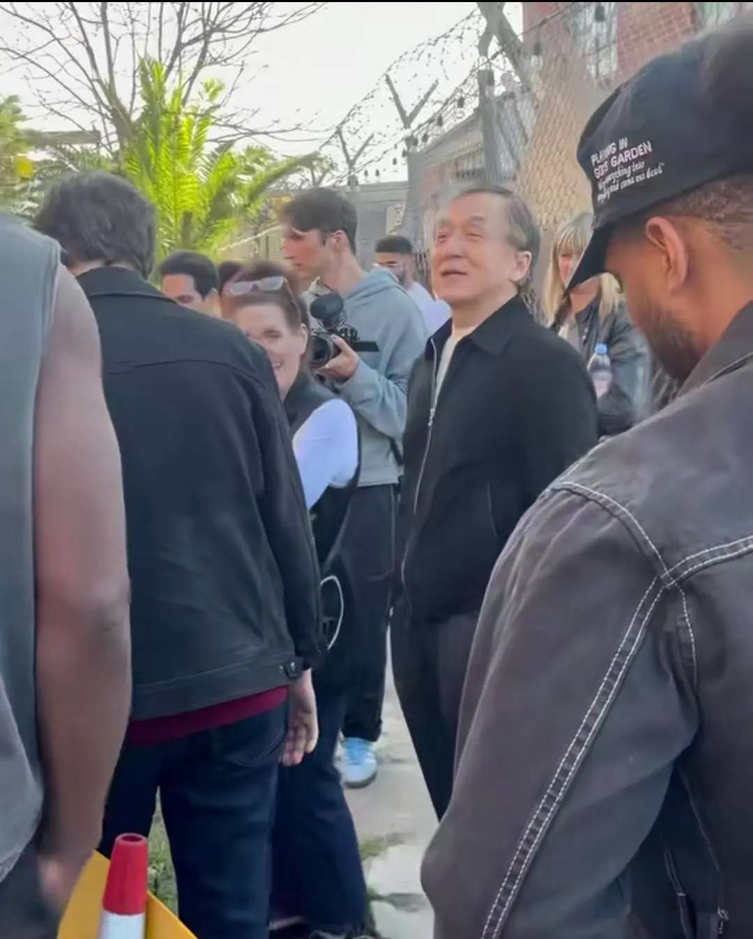 他这么社牛，身边围了一群老外。


