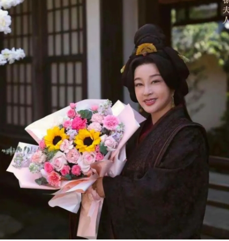 真令人惊叹！74岁的刘晓庆竟在剧中挑战女将军一角。岁月虽在她脸上留下痕迹，却难掩