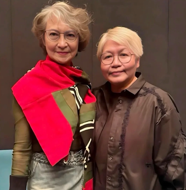 都说赵雅芝和汪明荃保养得好，我觉得她也不赖，甚至感觉她在气质上更胜一筹！
瞧左边