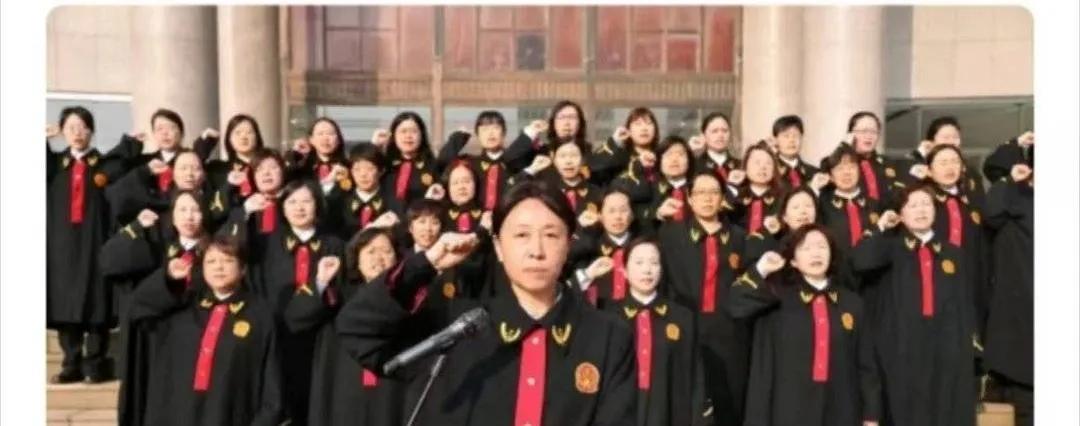 不敢说话。