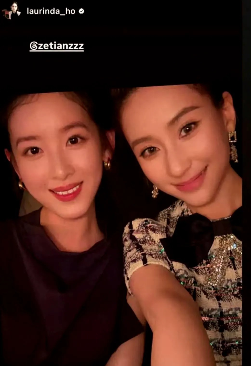 章泽天出席晚宴，何超莲主动晒合照，年龄相仿的两人五官都很精致，一个嫁给了富豪，一