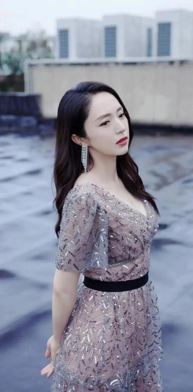 终于知道张维伊能和离婚带孩子的董璇结婚的原因了。原来他的爸爸和妈妈已经去世了。之