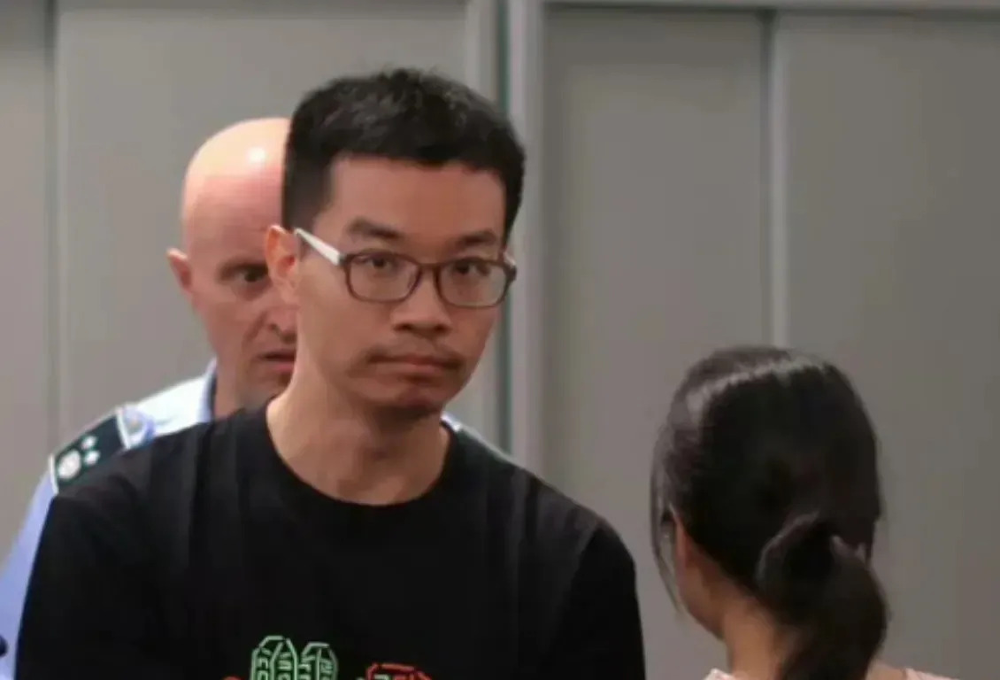 出国要小心！可能被抓！徐泽伟咋回事？











啥？徐泽伟刚下飞机就