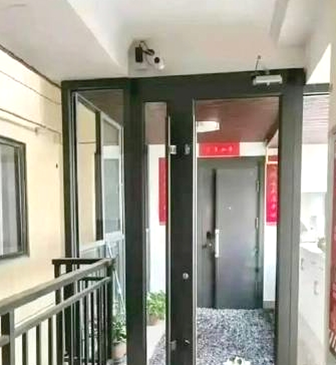 邻居把公摊面积围起来了，该怎么办