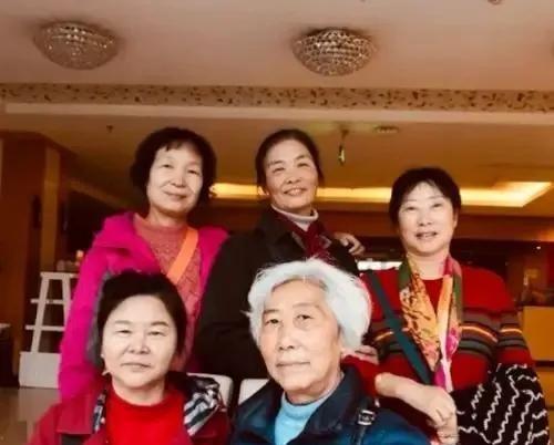 1948年9月，济南战役开打前两天，王耀武将老娘、妻子郑宜兰、9个孩子（6个儿子