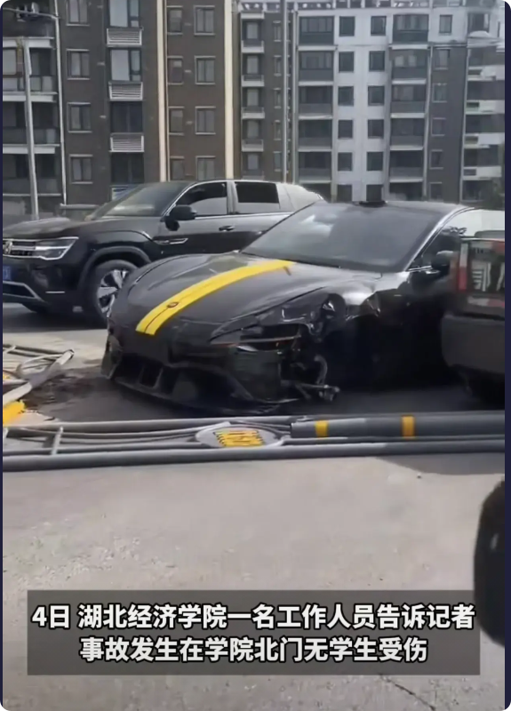 武汉小米又撞了，车撞了一个大洞
昨日在武汉市，湖北经济学院北门边上，一辆小米su